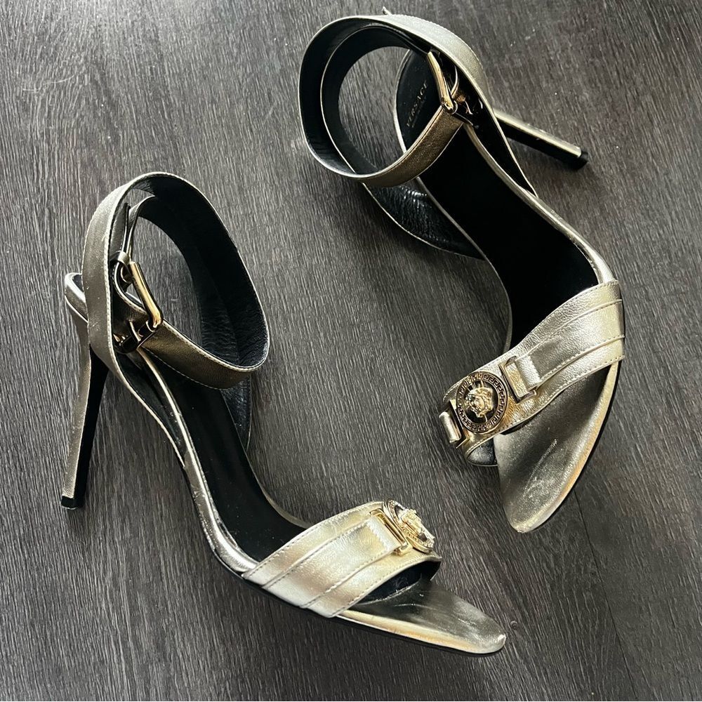 VERSACE Medusa Runway Strappy Metallic Silver Medusae Mediallion Heels SZ 39 US9 - Picture 4 of 9